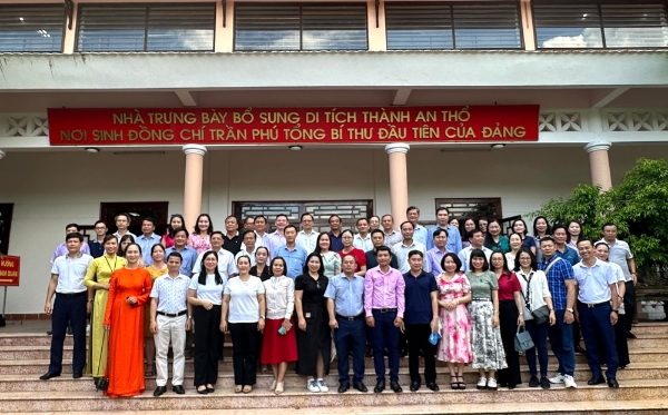 Hiển thị chi tiết cho Dâng hương, dâng hoa tưởng niệm đồng chí Trần Phú và các liệt sĩ bến Vũng Rô - Tàu Không số Hình ảnh cho bài viết Dâng hương, dâng hoa tưởng niệm đồng chí Trần Phú và các liệt sĩ bến Vũng Rô - Tàu Không số